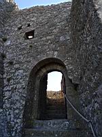 Chateau de Queribus, 1ere enceinte, Porte protegee par un assomoir (2).jpg